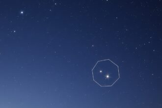 A Teáskanna csillagkép az éjszakai égen, a Nyilasban.