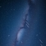 Csillaghullás a Delta Aquariidak alatt az éjszakai égbolton.