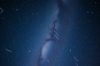 Csillaghullás a Delta Aquariidak alatt az éjszakai égbolton.