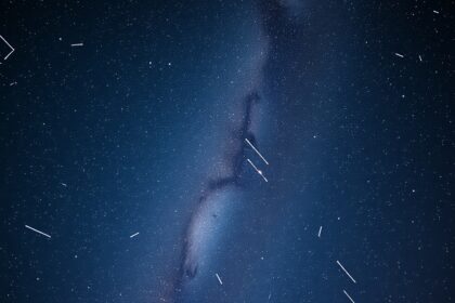 Csillaghullás a Delta Aquariidak alatt az éjszakai égbolton.