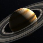 Szaturnusz gyűrűi a nyári égbolton, éjszakai megfigyeléshez ideális.