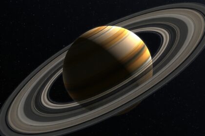 Szaturnusz gyűrűi a nyári égbolton, éjszakai megfigyeléshez ideális.