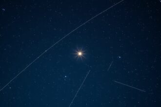 Fomalhaut csillag a Déli-hal csillagképben az éjszakai égbolton.