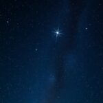 Kettőscsillagok az éjszakai égbolton nyáron