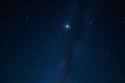 Kettőscsillagok az éjszakai égbolton nyáron