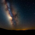 Csillagok és meteorfellésekkel teli égbolt éjszaka