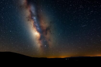 Csillagok és meteorfellésekkel teli égbolt éjszaka