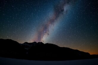 Csillagos égbolt és hegyek látványa a Perseidák időszakában.