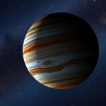 Jupiter bolygó a csillagos ég alatt, a Nagy Vörös Folt látható.