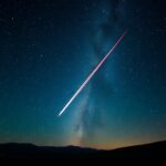 Fényes meteor a csillagos égbolt felett