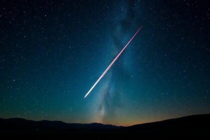 Fényes meteor a csillagos égbolt felett