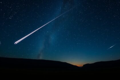 Halley-üstökös törmelékének hullócsillagai az októberi Orionidák alatt.