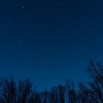 Csillagos égbolt a Fiastyúk visszatérésekor