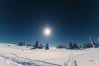 Téli napforduló: hóval borított táj és napfény