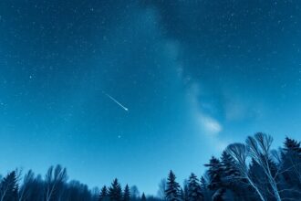 Téli égbolt csillagokkal és meteorral egy csendes éjszakán.