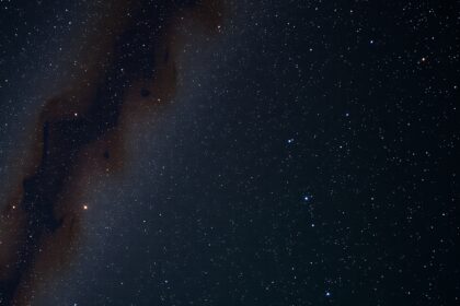 Csillagos égbolt a Plejádok csillaghalmaz közelében.