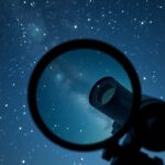 Távcső és csillagos égbolt látómezője