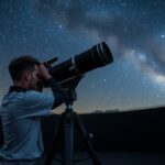 Csillagász távcsővel a csillagos ég alatt