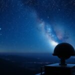 Csillagos égbolt a teleszkóp mellett, átlátszóság példája.