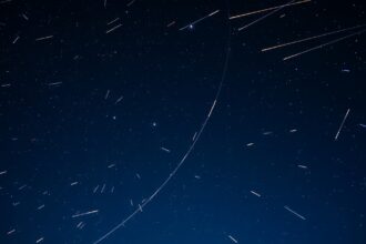 ZHR meteorzápor az égbolton, tiszta éjszakai látvány