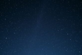 Fényes csillagok az éjszakai égen, csillagászat kezdőknek