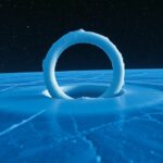 Fagyott O-gyűrű űrbeli környezetben, a Challenger katasztrófáját szimbolizálva.