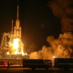 Rakéta indítás a NASA startpadján, tűz és lángok kíséretében.