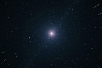 M2 gömbhalmaz a Vízöntő csillagképben, csillagokkal körülvéve