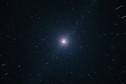 M2 gömbhalmaz a Vízöntő csillagképben, csillagokkal körülvéve