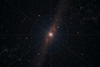 M13 gömbhalmaz és annak csillagai az éjszakai égbolton.