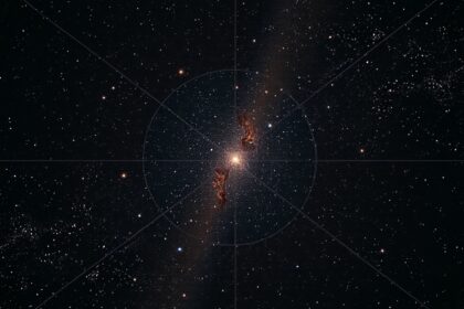 M13 gömbhalmaz és annak csillagai az éjszakai égbolton.