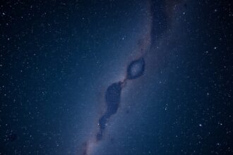 Csillagok és galaxisok az éjszakai égbolton