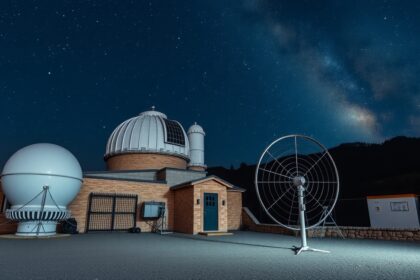 A Gothard Asztrofizikai Obszervatórium modern műszerei és csillagokkal teli égbolt.