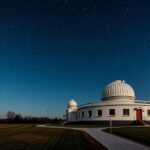 Polaris Csillagvizsgáló épülete csillagos ég alatt Óbudán.