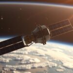 A SMOG-1 nanoszatellit a föld körül keringve napfényben.