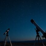 Két távcső csillagos ég alatt, megfigyelésre készen.