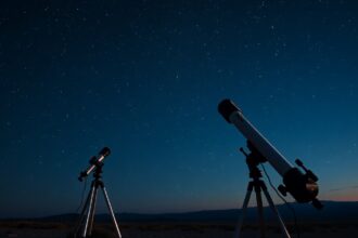 Két távcső csillagos ég alatt, megfigyelésre készen.