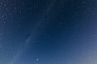 Csillagos égbolt asztrofotózás során