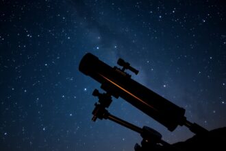 Távcső a csillagos ég alatt, felfedezve a látómező titkait.