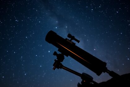 Távcső a csillagos ég alatt, felfedezve a látómező titkait.