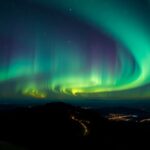 Sarki fény látvány, zöld és lila színnel az égen