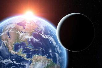 Föld és egy exobolygó látványa a Nap felkeltével.