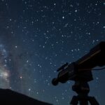 Dobson-távcső az éjszakai égbolt alatt, csillagászati nézet