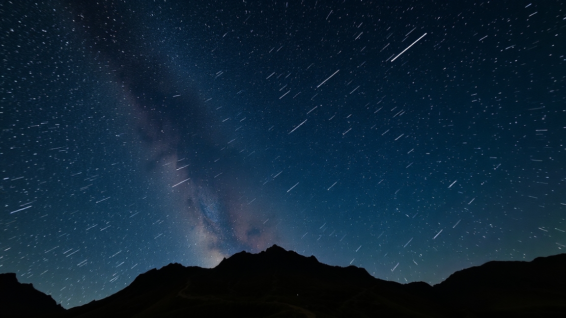 Csillagos égbolt és hegyek, légköri nyugodtság megfigyelése