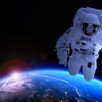 Űrhajós a Föld felett, csillagközi háttérben