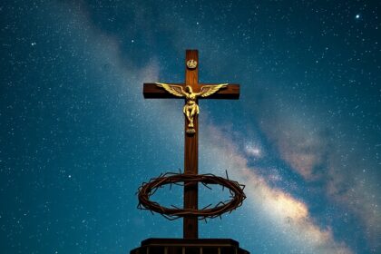Keresztény szimbolika az égen: kereszt és töviskoszorú