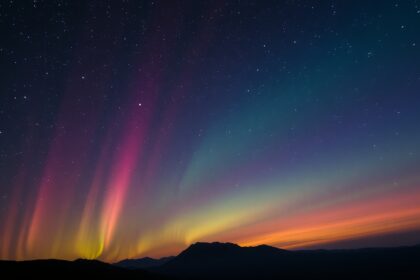 Színes légkörzési fény jelenség az éjszakai égbolton