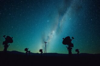 SETI@home kutatás astronomikus háttérben.