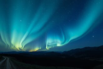 Zodiákus fény megfigyelése az éjszakai égbolton.