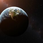 Föld a világűrben, csillagokkal a háttérben.